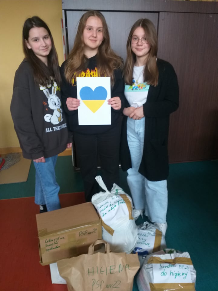 Szkolny Wolontariat przekazuje dary dla Ukrainy.