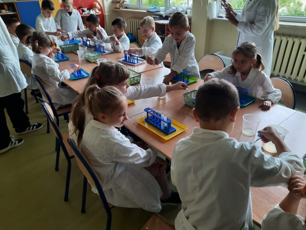 Warsztaty laboratoryjne „Barwny świat nauki” Warsztaty laboratoryjne „Barwny świat nauki”