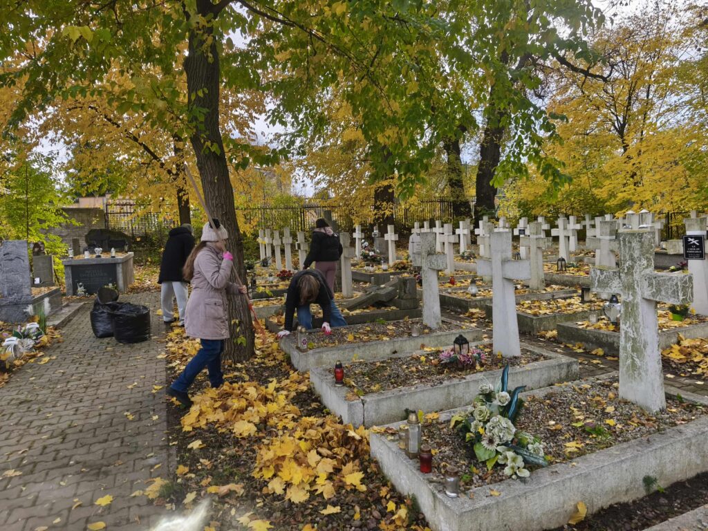 Sprzątanie cmentarza Sprzątanie cmentarza
